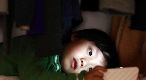 女生熬夜娱乐吃瓜酱视频